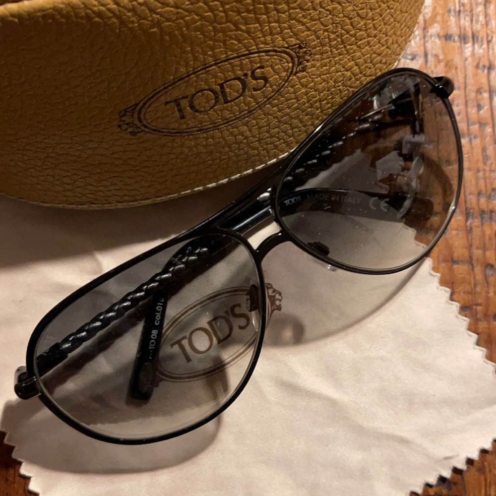 These are really beautiful sunglasses!!I tried them on and never wore.